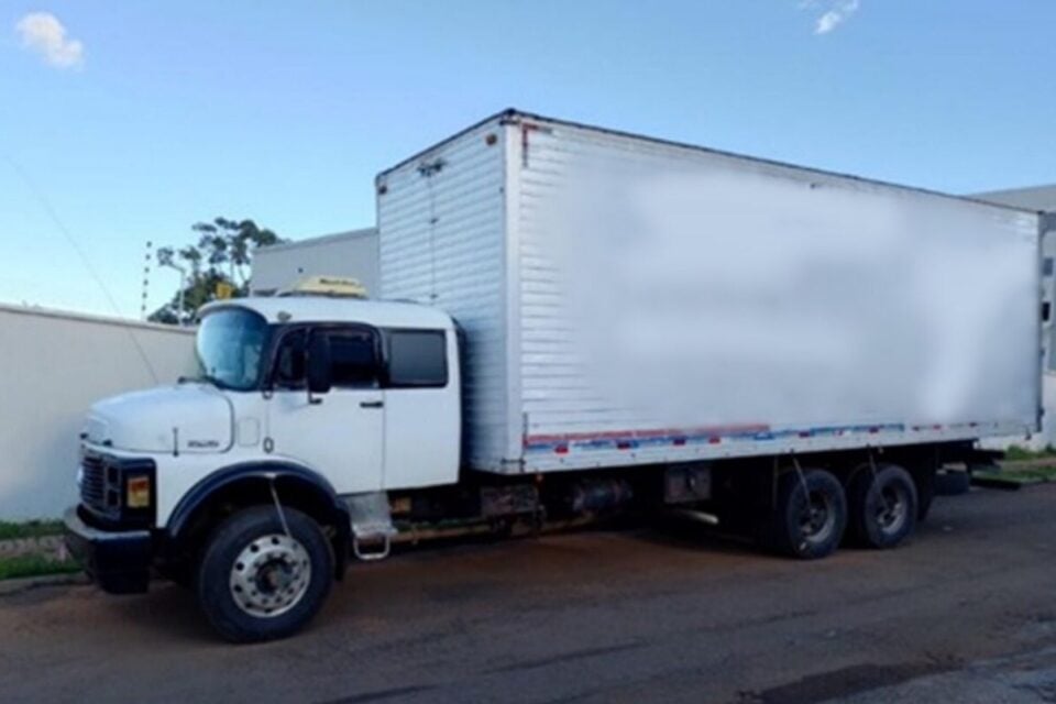 Caminhão envolvido no acidente fatal (Foto: Reprodução)