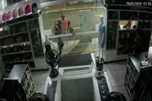 PM prende um dos três criminosos que quebraram porta e furtaram loja em Jataí (Foto: Polícia Militar)