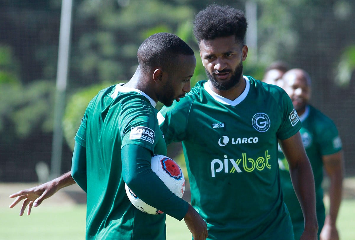Jogadores do Goiás em treino antes da estreia no Goianão