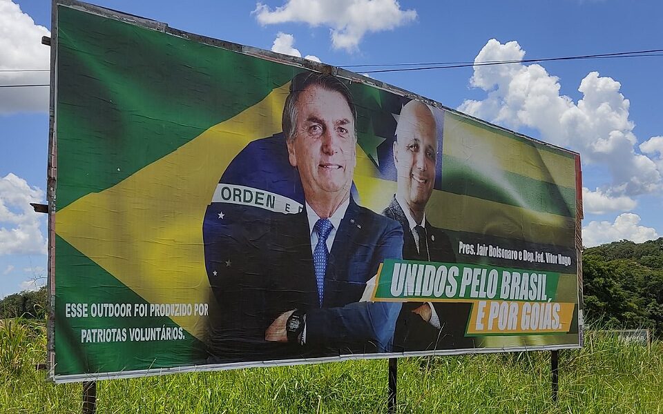 Ministério Público irá investigar 'outdoor' com Bolsonaro e Vitor Hugo em Goiânia