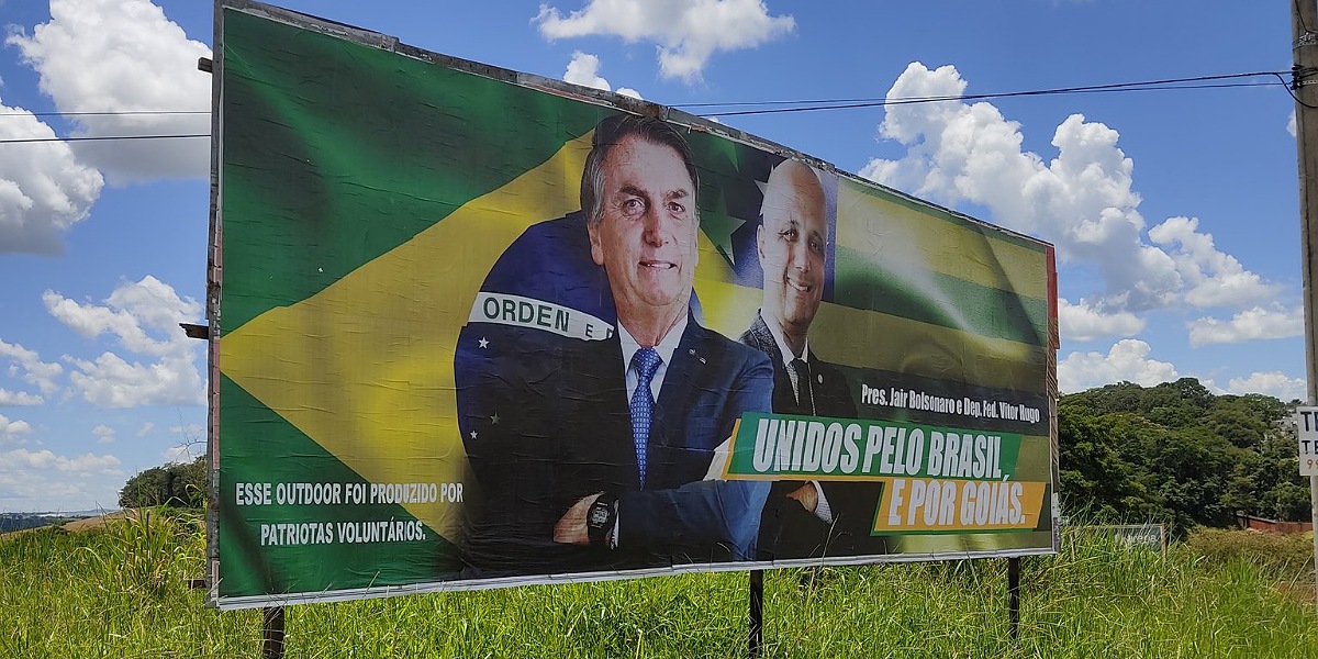 Ministério Público irá investigar 'outdoor' com Bolsonaro e Vitor Hugo em Goiânia