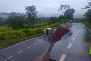Cratera se abre em rodovia e quase 'engole' ambulância em Minas Gerais