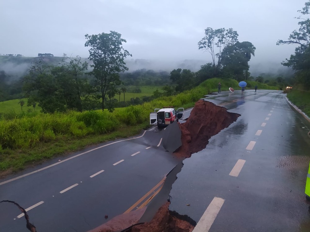 Cratera se abre em rodovia e quase 'engole' ambulância em Minas Gerais