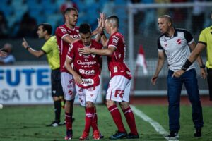 Ataque do Vila Nova comemorando gol