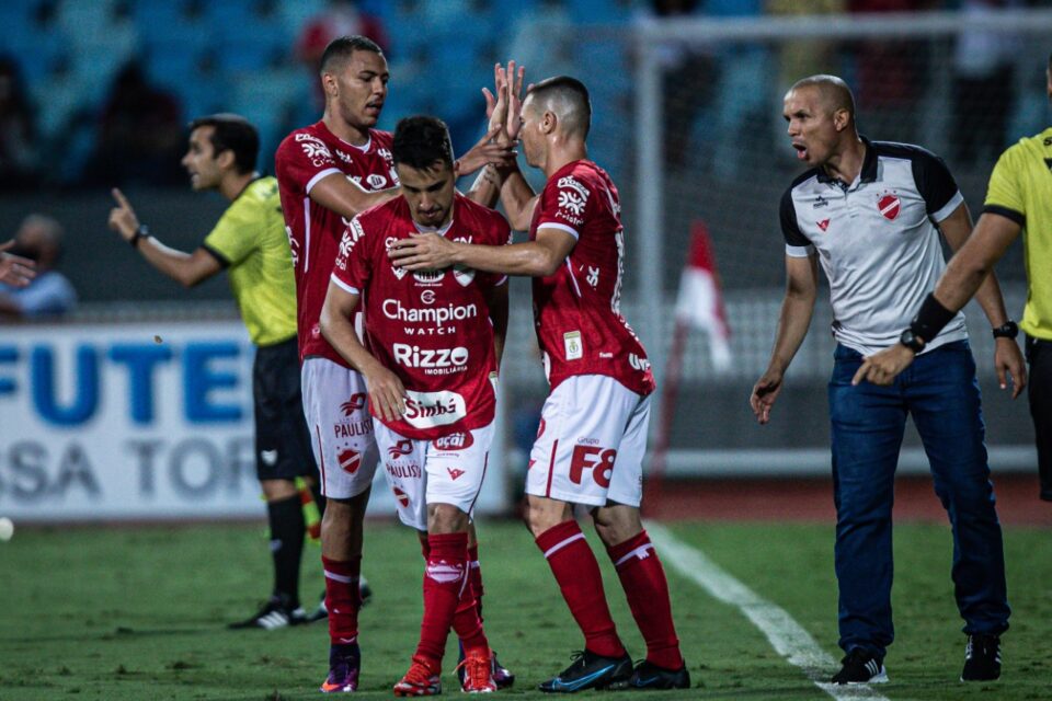 Ataque do Vila Nova comemorando gol