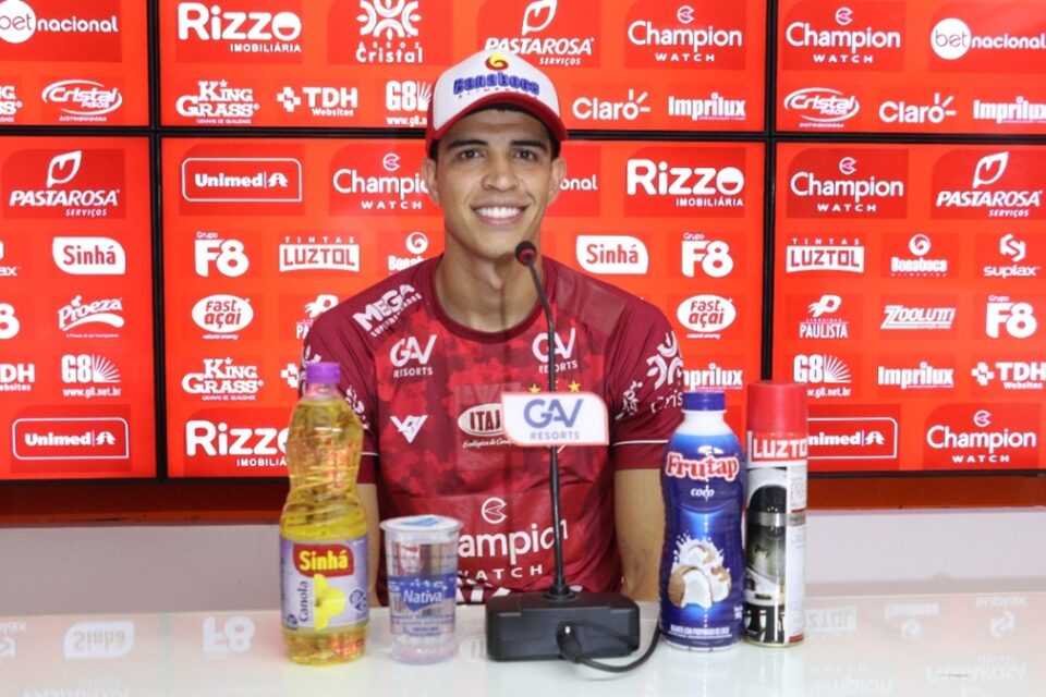 Rubens em coletiva no Vila Nova