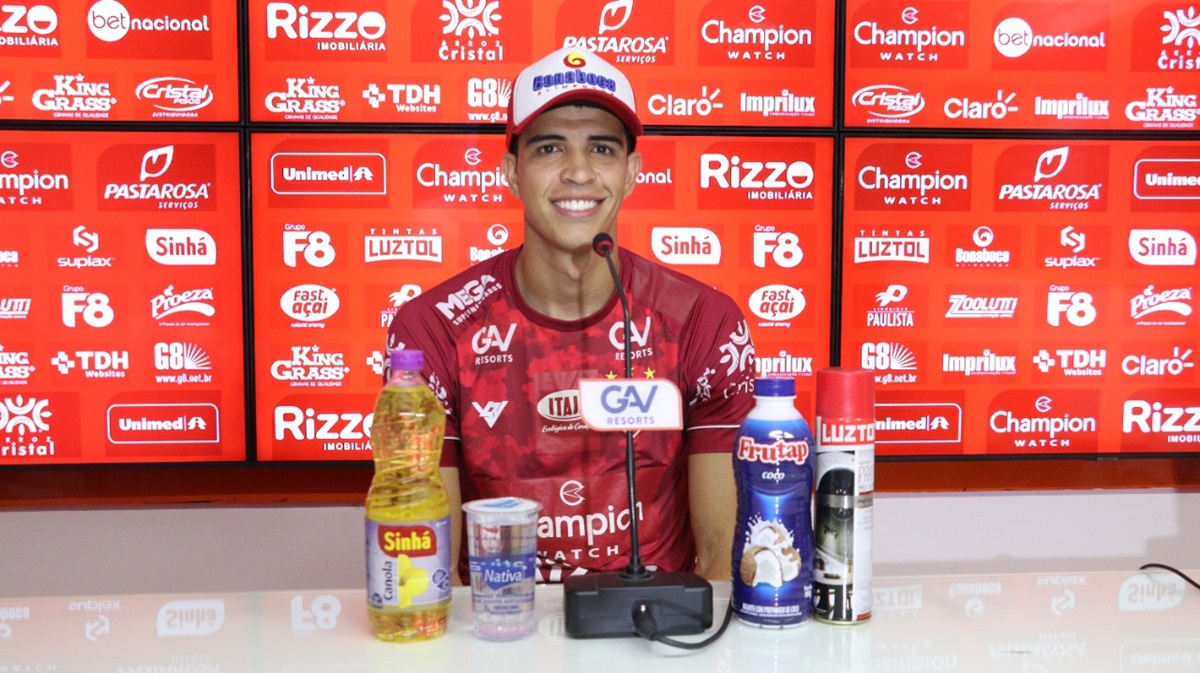 Rubens em coletiva no Vila Nova