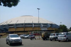 Indivíduo foi detido pela PM no estacionamento do Ginásio Internacional Newton de Faria (Foto: Reprodução)