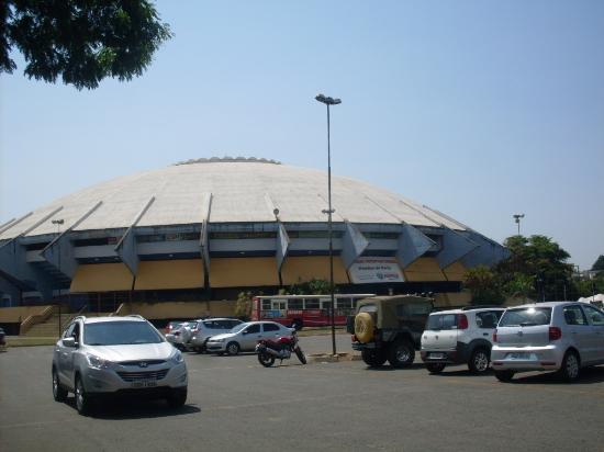 Indivíduo foi detido pela PM no estacionamento do Ginásio Internacional Newton de Faria (Foto: Reprodução)