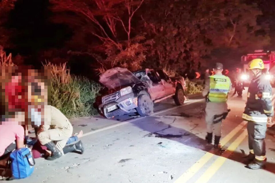 Casal fica ferido após carro capotar na GO-060, entre Trindade e Santa Bárbara
