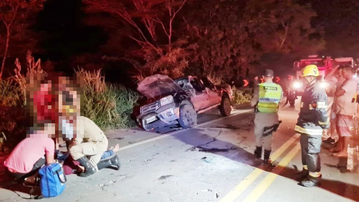 Casal fica ferido após carro capotar na GO-060, entre Trindade e Santa Bárbara