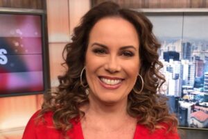 Aos 53 anos, apresentadora atraiu elogios ao postar cliques na República Dominicana. Regina Volpato chama atenção em foto de biquíni