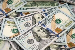 Dólar sobe novamente e encerra o dia cotado a R$ 5,561