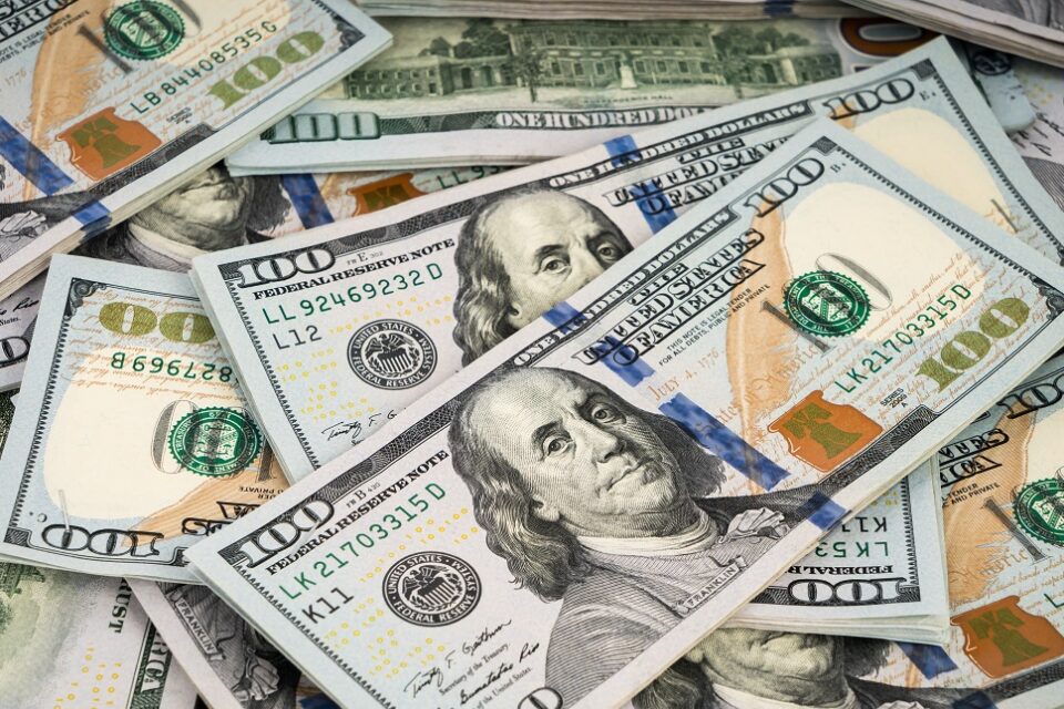 Dólar sobe novamente e encerra o dia cotado a R$ 5,561