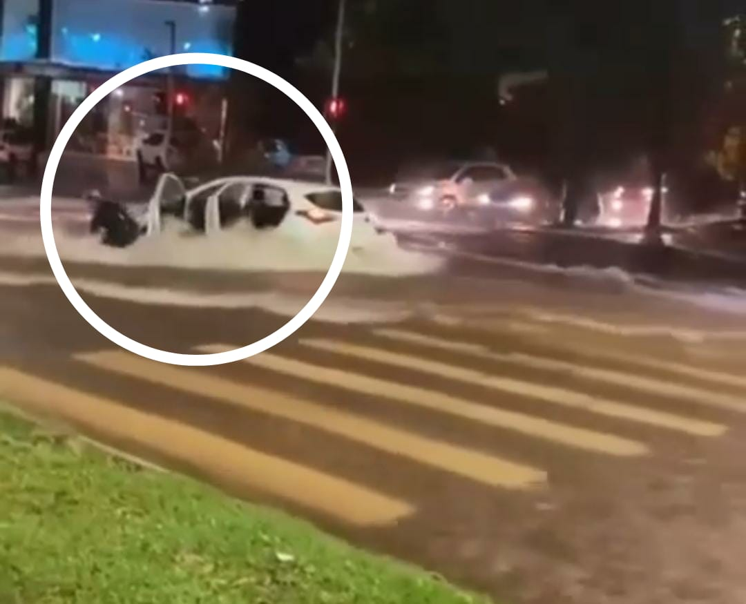 Motorista tenta sair do carro durante chuva em Goiânia e é arrastado por enxurrada