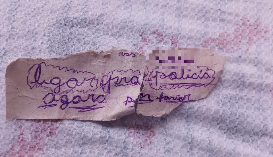 Criança vítima de abuso sexual pede socorro à irmã em bilhete: 'Liga para a polícia agora'