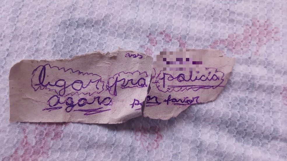 Criança vítima de abuso sexual pede socorro à irmã em bilhete: 'Liga para a polícia agora'
