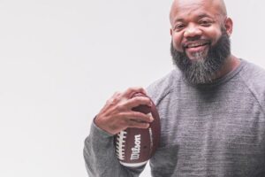 Gary Brackett irá sortear anel de campeão do Super Bowl