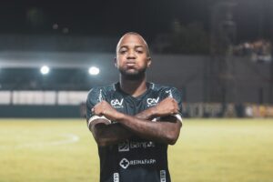 Victor Andrade comemora gol pelo Remo