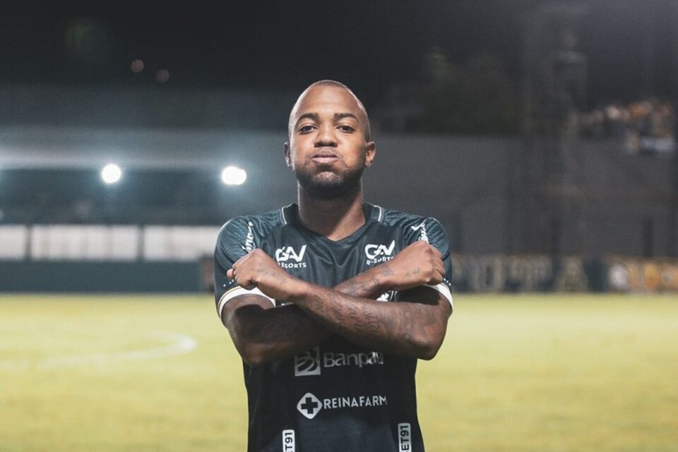 Victor Andrade comemora gol pelo Remo