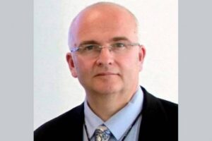 Cirurgião britânico perde registro médico por gravar suas iniciais em fígados de pacientes