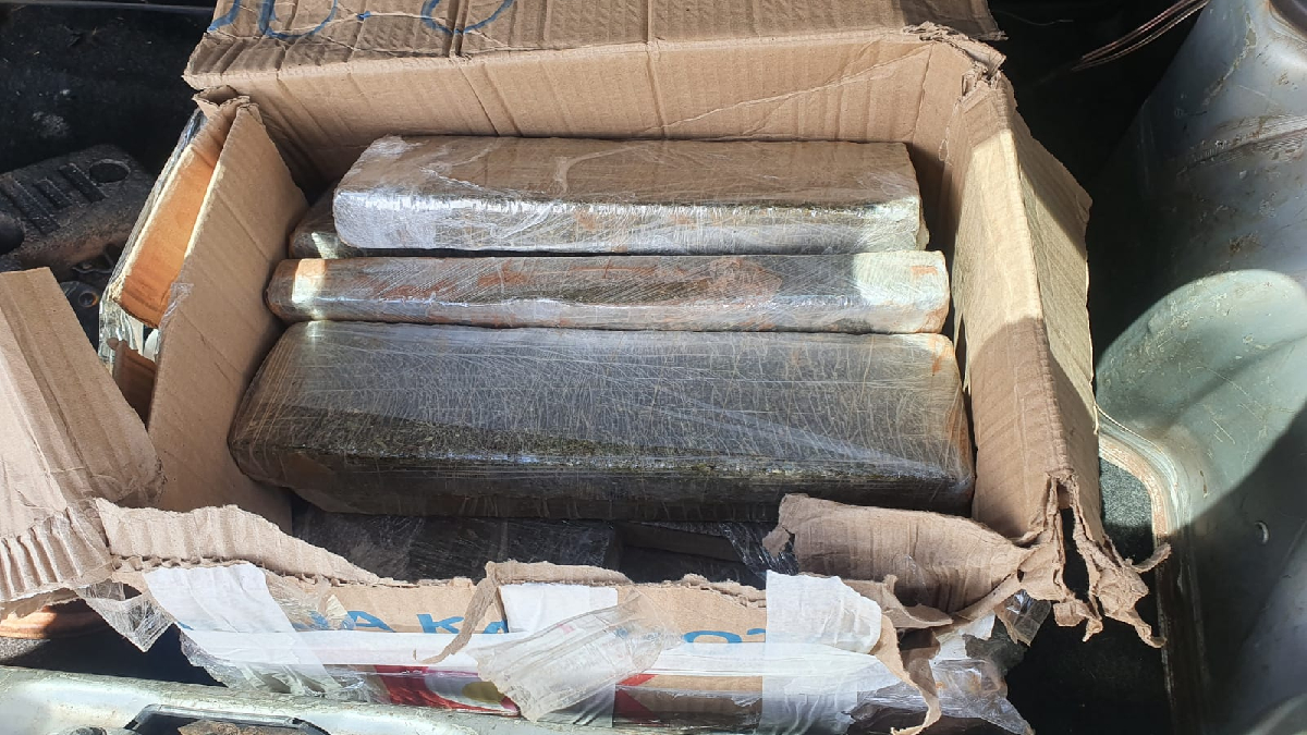 Motorista tenta fugir mas acaba preso com 300 quilos de maconha na BR-153, em Morrinhos