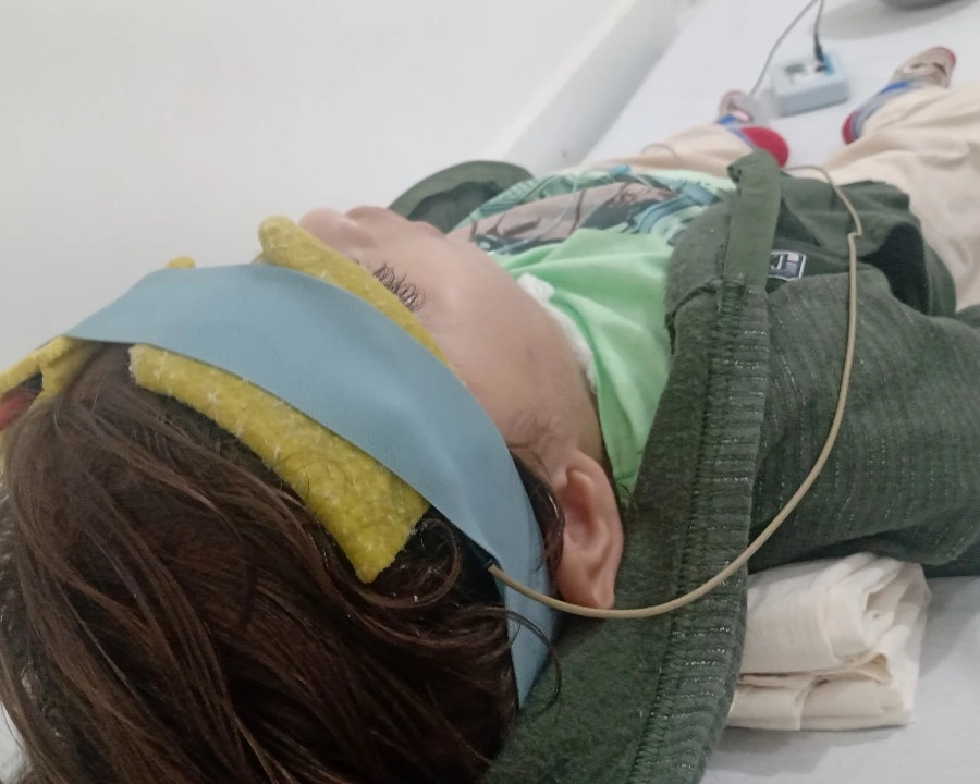 Arthur realizando uma das estimulações cerebrais 