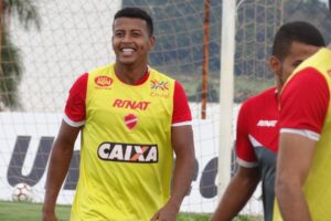 Lateral direito Maguinho em treino pelo Vila Nova