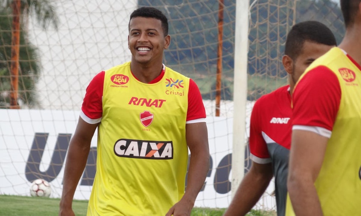 Lateral direito Maguinho em treino pelo Vila Nova