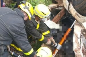 Caminhão capota em acidente na GO-154, perto de Pilar de Goiás (Imagem: Corpo de Bombeiros)