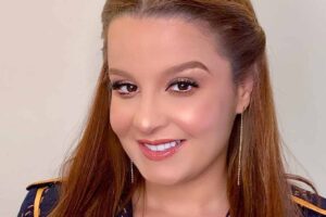 Maiara Fernando Zor No Natal, cantora publicou que tinha levado "um par de chifres". Maiara posa de maiô e fãs alfinetam: "Olha o que o Fernando Zor perdeu"