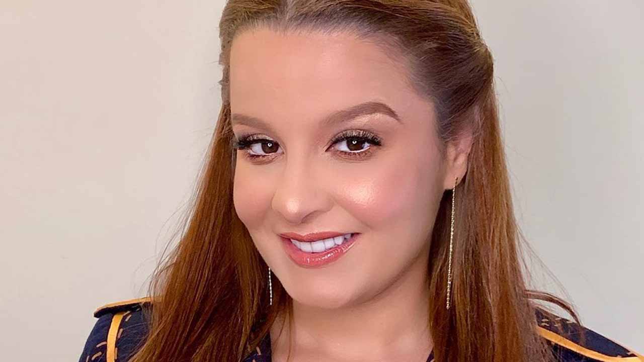 Maiara Fernando Zor No Natal, cantora publicou que tinha levado "um par de chifres". Maiara posa de maiô e fãs alfinetam: "Olha o que o Fernando Zor perdeu"