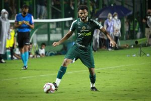 Caio Vinícius com a camisa do Goiás