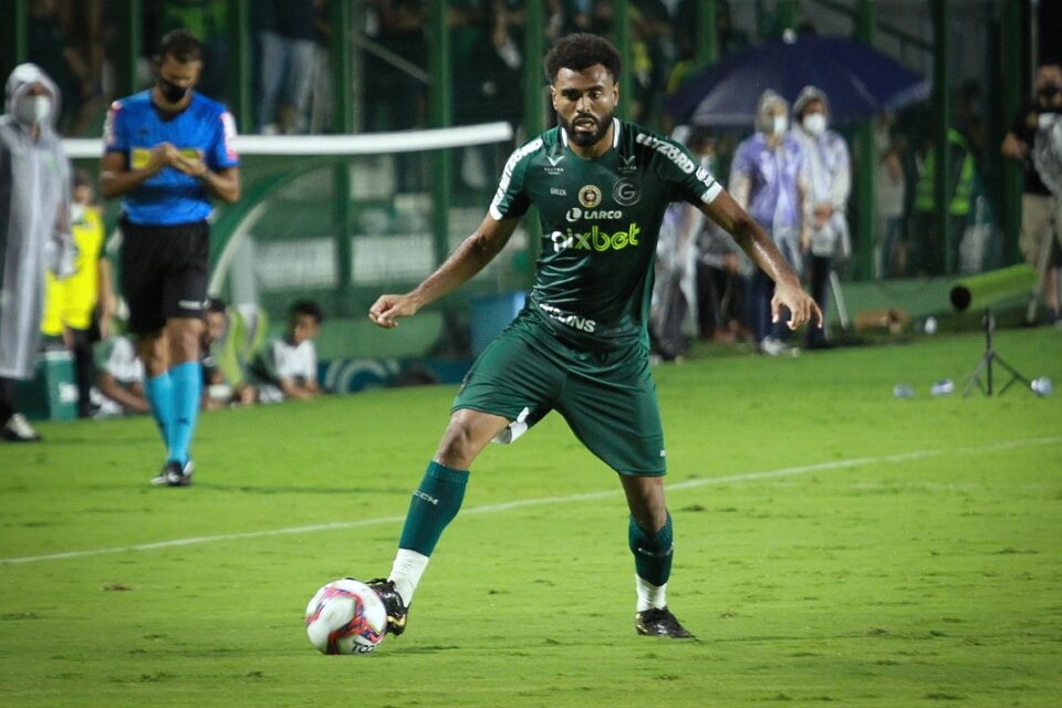 Caio Vinícius com a camisa do Goiás