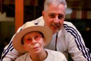 Tratando câncer, Rita Lee aparece ao lado do marido em foto de aniversário