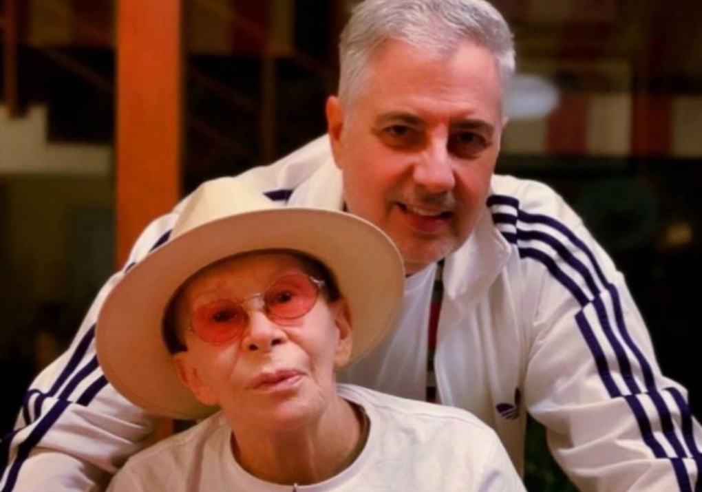 Tratando câncer, Rita Lee aparece ao lado do marido em foto de aniversário