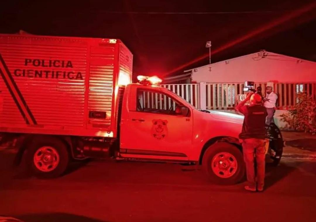Homem é morto a tiros ao atender portão de casa em Jataí