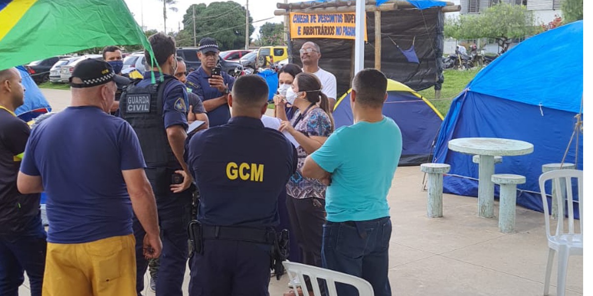 Oficiais de Justiça notificam guardas-civis acampados em Aparecida
