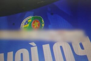 Barra de metal usada por homem nu para atacar pastora foi arrancada da porta da igreja