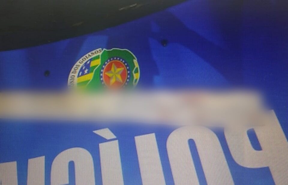 Barra de metal usada por homem nu para atacar pastora foi arrancada da porta da igreja