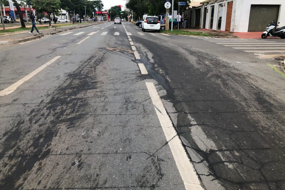 Motorista atropela motociclista enquanto olhava GPS em Goiânia