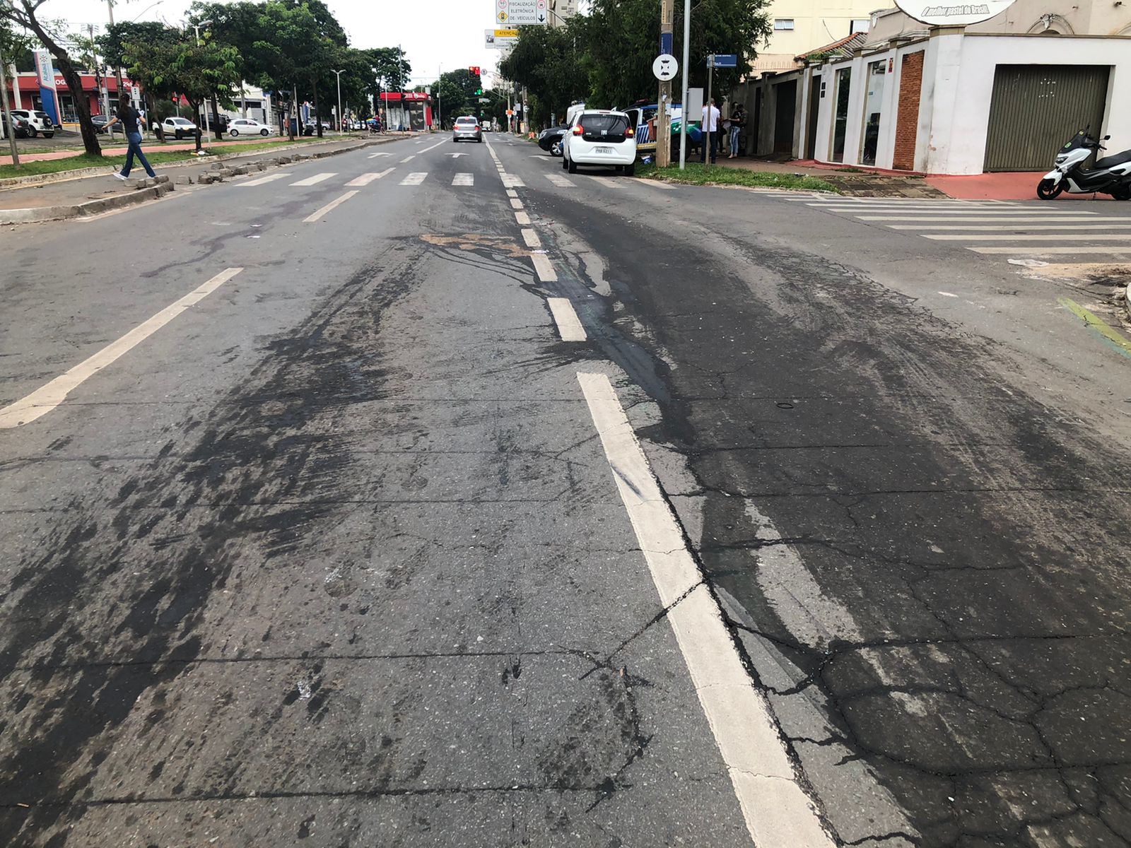 Motorista atropela motociclista enquanto olhava GPS em Goiânia