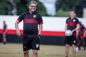 Marcelo Cabo, em treino do Atlético Goianiense