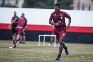 Zagueiro Wanderson treinando no CT do Dragão