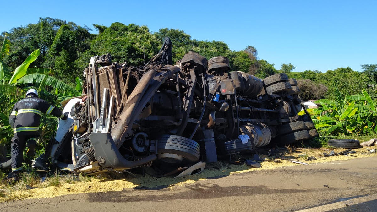 Cinco pessoas morreram em acidentes nas BRs de Goiás neste fim de semana