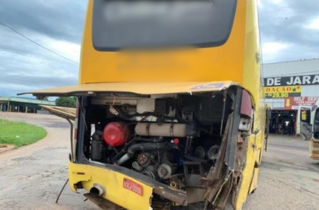 Ônibus com atletas de Cuiabá se envolve em acidente com caminhão na BR-153 em Jaraguá