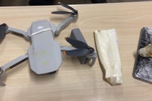 Polícia Penal captura drone com drogas e celular que seriam lançados na CPP em Aparecida de Goiânia