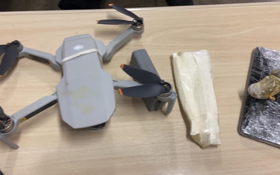 Polícia Penal captura drone com drogas e celular que seriam lançados na CPP em Aparecida de Goiânia
