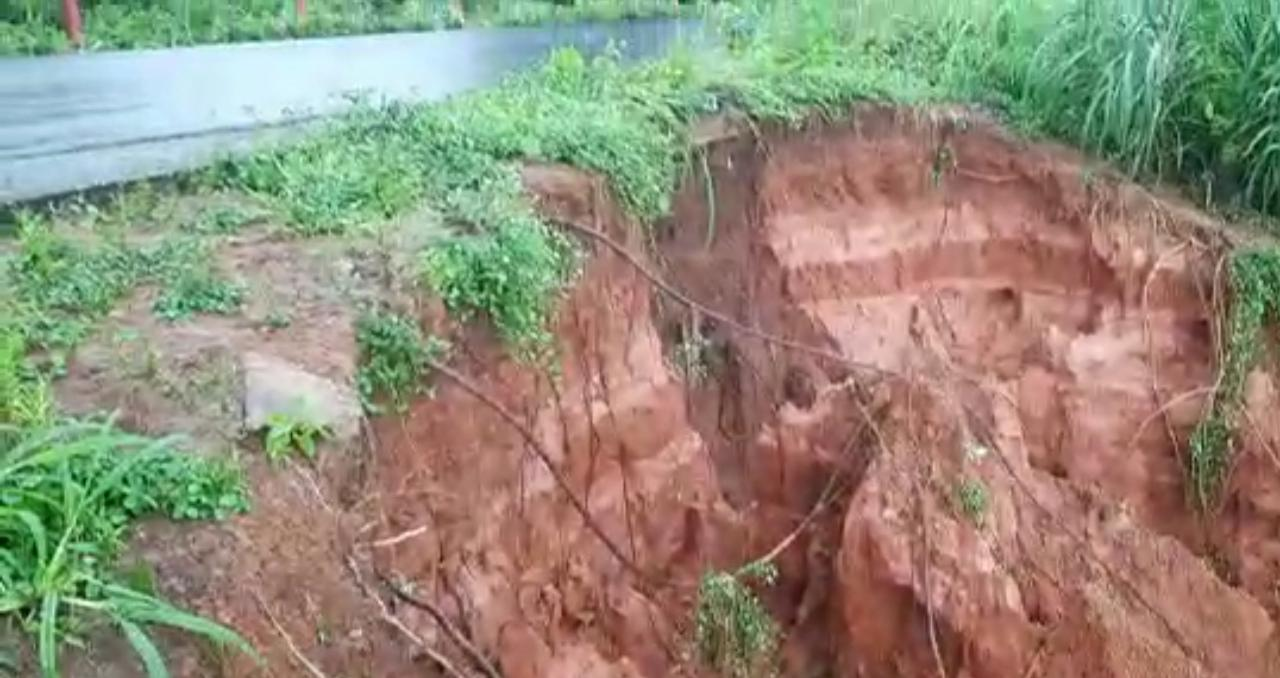 Um deslizamento formou uma cratera próxima a pista de rolamento da GO-151 na altura do km10