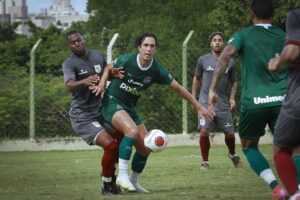 Nicolas disputa bola com zagueiro do Santa Maria